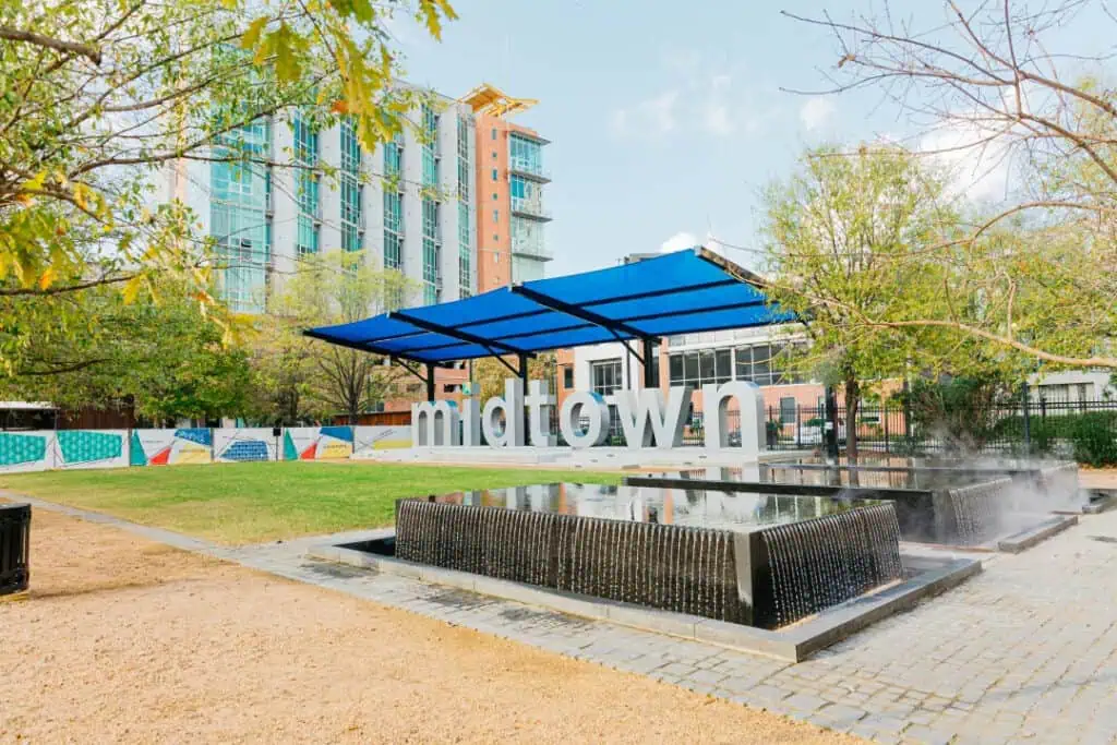 Ein Schild im Bagby Park im Stadtteil Midtown von Houston mit der Aufschrift "Stadtmitte"