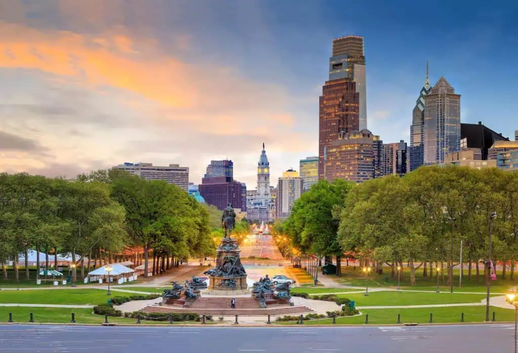 Ein Blick auf die Straßen und die Skyline von Philadelphia in der Abenddämmerung
