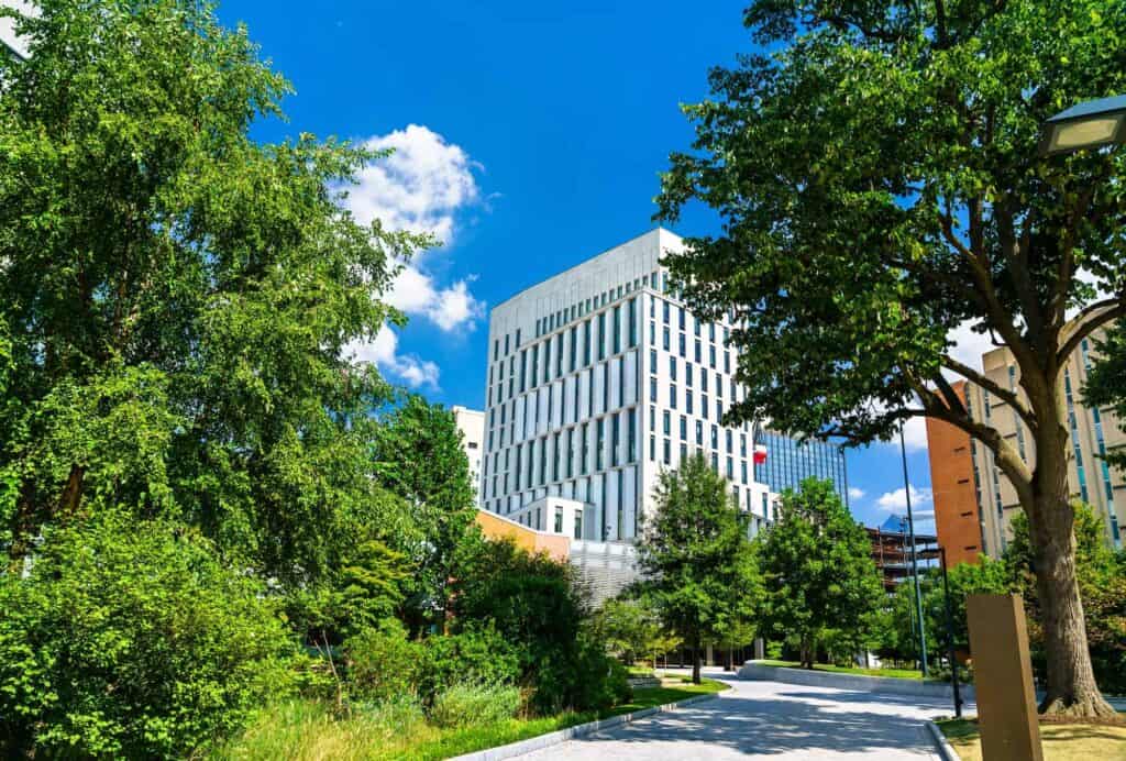 Ein Blick auf grüne Bäume und einen Weg auf einem Campus im Viertel University City von Philadelphia