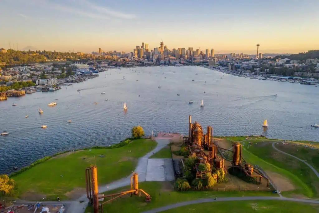 A view of the Seattle, WA skyline from Gasworks Park